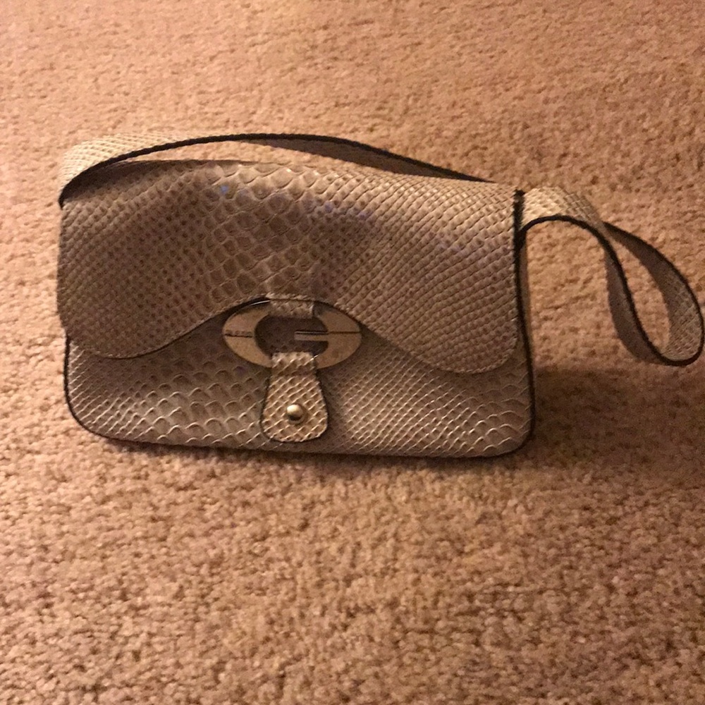 Guess clutch
